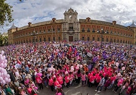 Miles de personas, en su mayoría mujeres, han participado este mediodía en una concentración frente al Palacio de San Telmo.