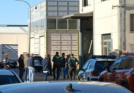 Agentes de la Guardia Civil y de los Servicios de Emergencias trabajan en el lugar de los hechos.