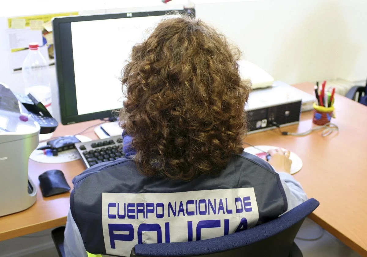 Una policía especializada en la lucha contra la delincuencia informática.