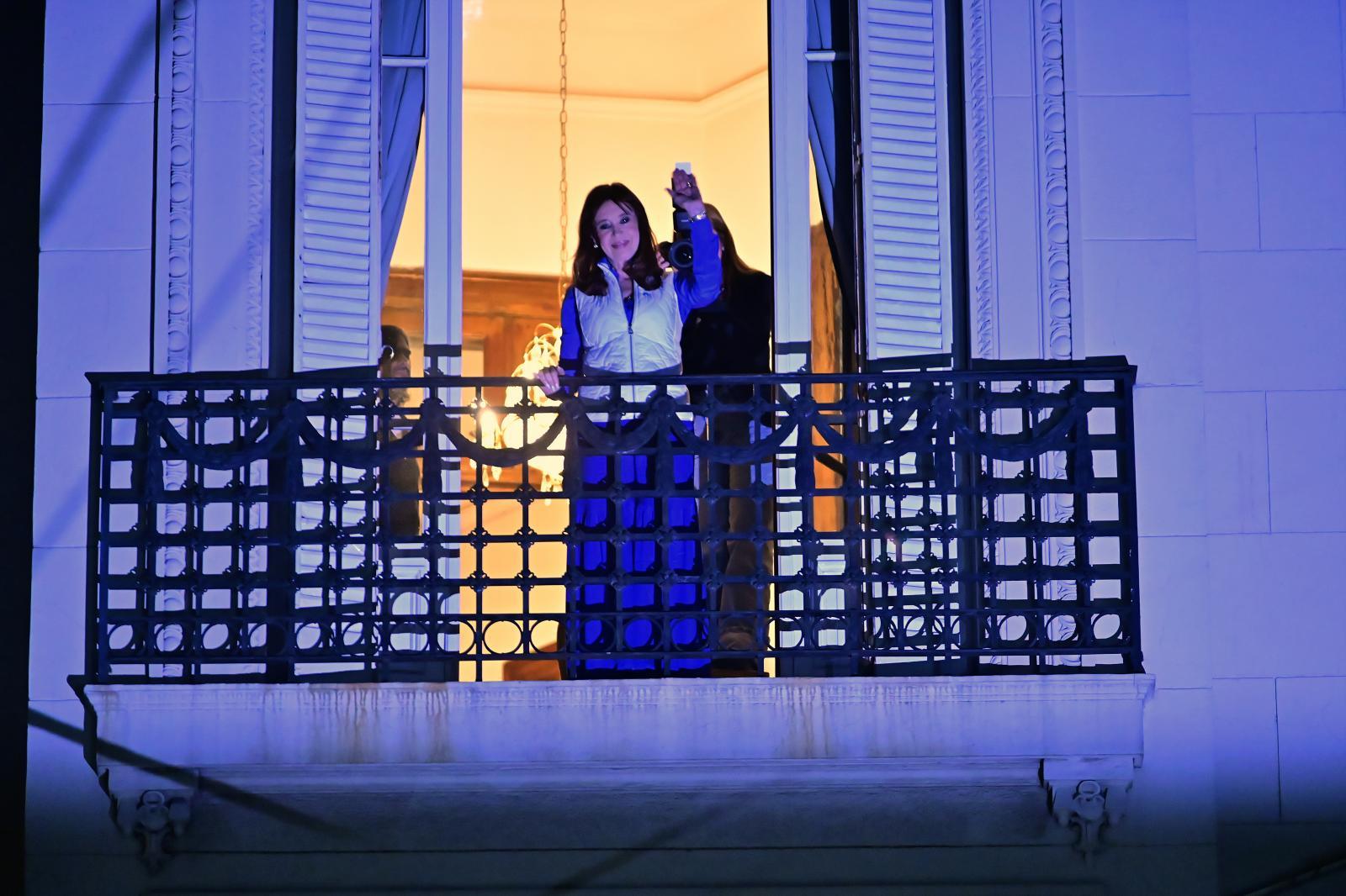 Cristina Kirchner bailó desde su balcón ante una militancia apesadumbrada y enojada