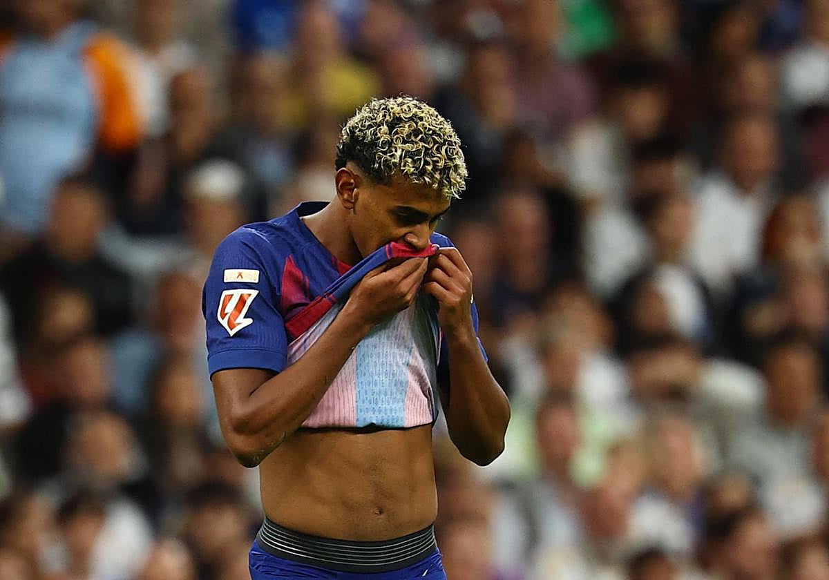 Lamine Yamal hace un gesto de preocupación ante el Real Madrid.