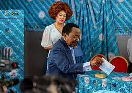 El presidente de Camerún, Paul Biya, al acudir a votar en compañía de su esposa.