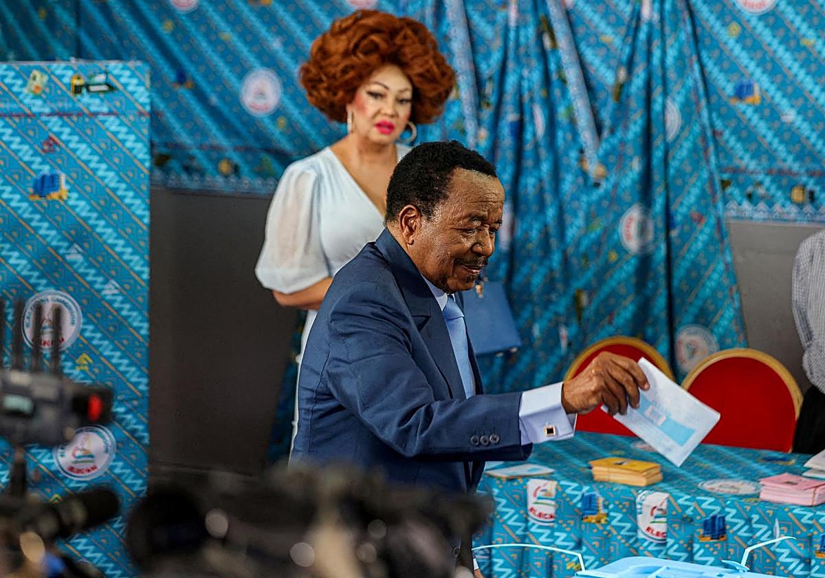 El presidente de Camerún, Paul Biya, al acudir a votar en compañía de su esposa.