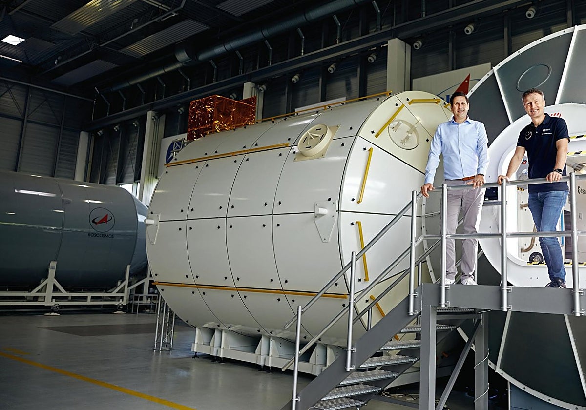El Dr. Christoph Roggendorf (izquierda) y el Dr. Matthias Maurer se reúnen en el módulo Columbus, en el Centro Europeo de Astronautas (EAC) de la ESA en Colonia