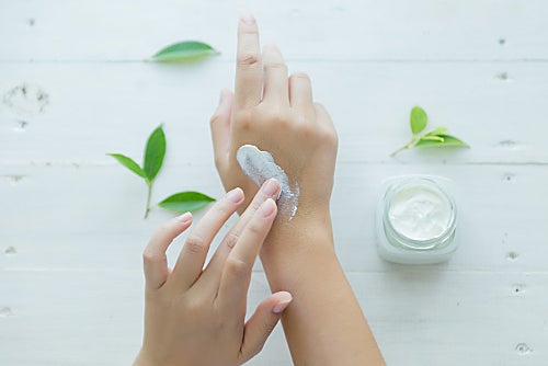 Estas cremas de manos reparadoras alivian las grietas y protegen tu piel del frío