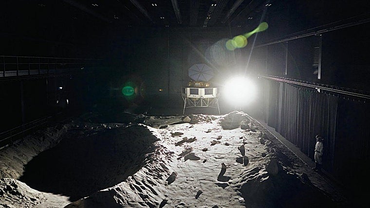 La superficie de la Luna tiene arena de bordes afilados y sombras traicioneras, que han sido reproducidas de forma realista en las instalaciones de entrenamiento LUNA en Colonia