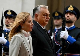 El primer ministro húngaro, Viktor Orbán, y su homóloga italiana, Giorgia Meloni, este lunes en Roma.