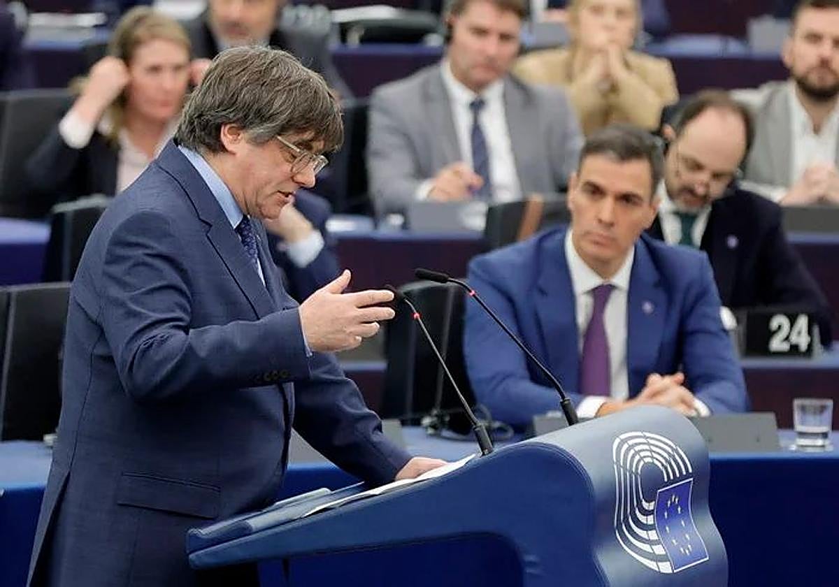 El presidente de Junts, Carles Puigdemont, interviene en el Parlamento Europeo, ante la mirada de Pedro Sánchez.