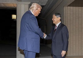 El emperador Naruhito saluda a Donald Trump durante su encuentro este lunes en el Palacio Imperial de Japón.
