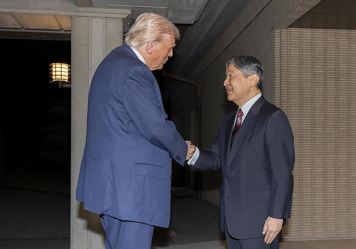 El emperador Naruhito saluda a Donald Trump durante su encuentro este lunes en el Palacio Imperial de Japón.