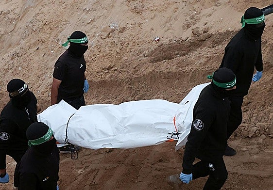 Israel acusa a Hamás de teatralizar la búsqueda del cadáver de un rehén.