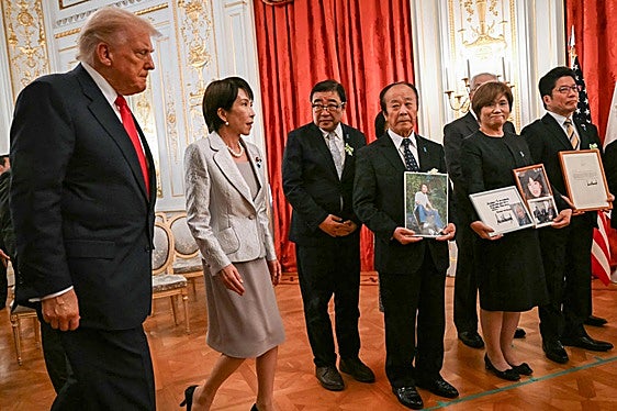 Donald Trump y Sanae Takaichi se reúnen con familias de ciudadanos japoneses secuestrados en Corea del Norte entre 1977 y 1983.
