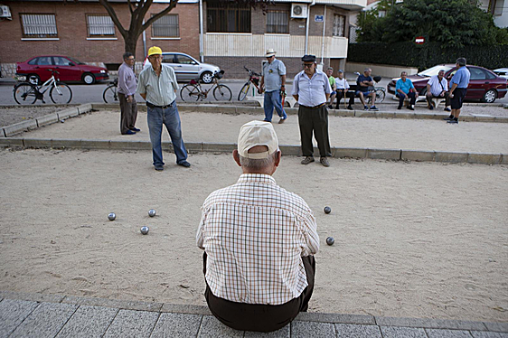 Un grupo de jubilados juega la petanca