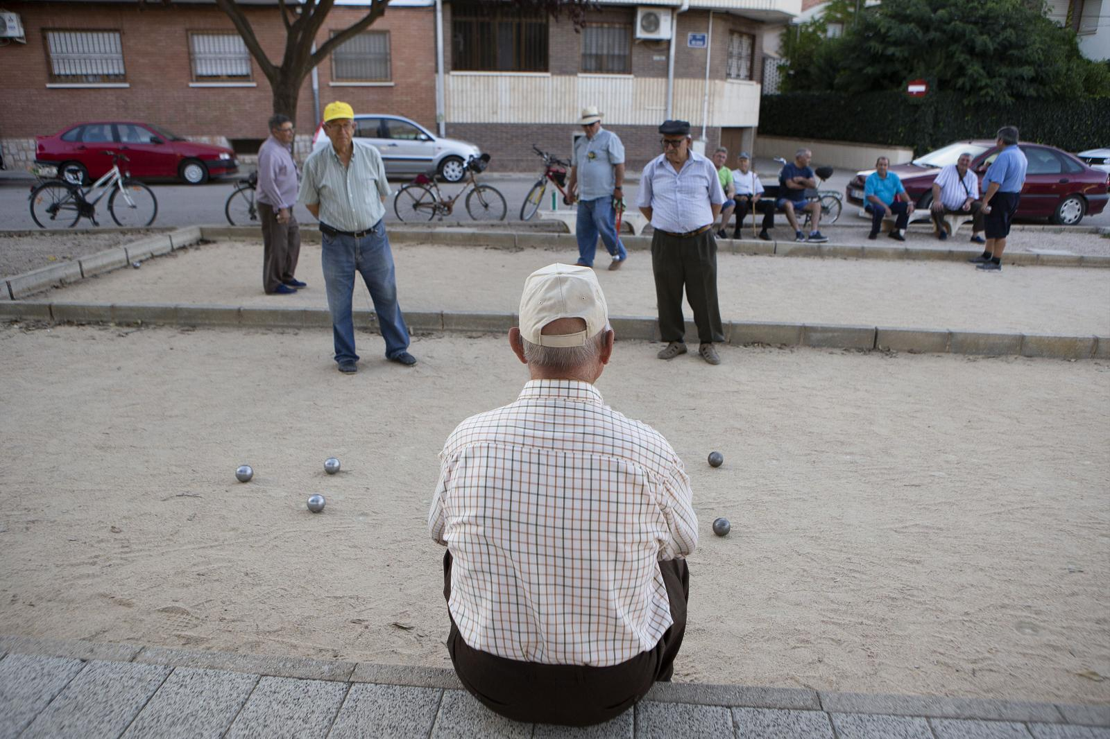 Un grupo de jubilados juega la petanca