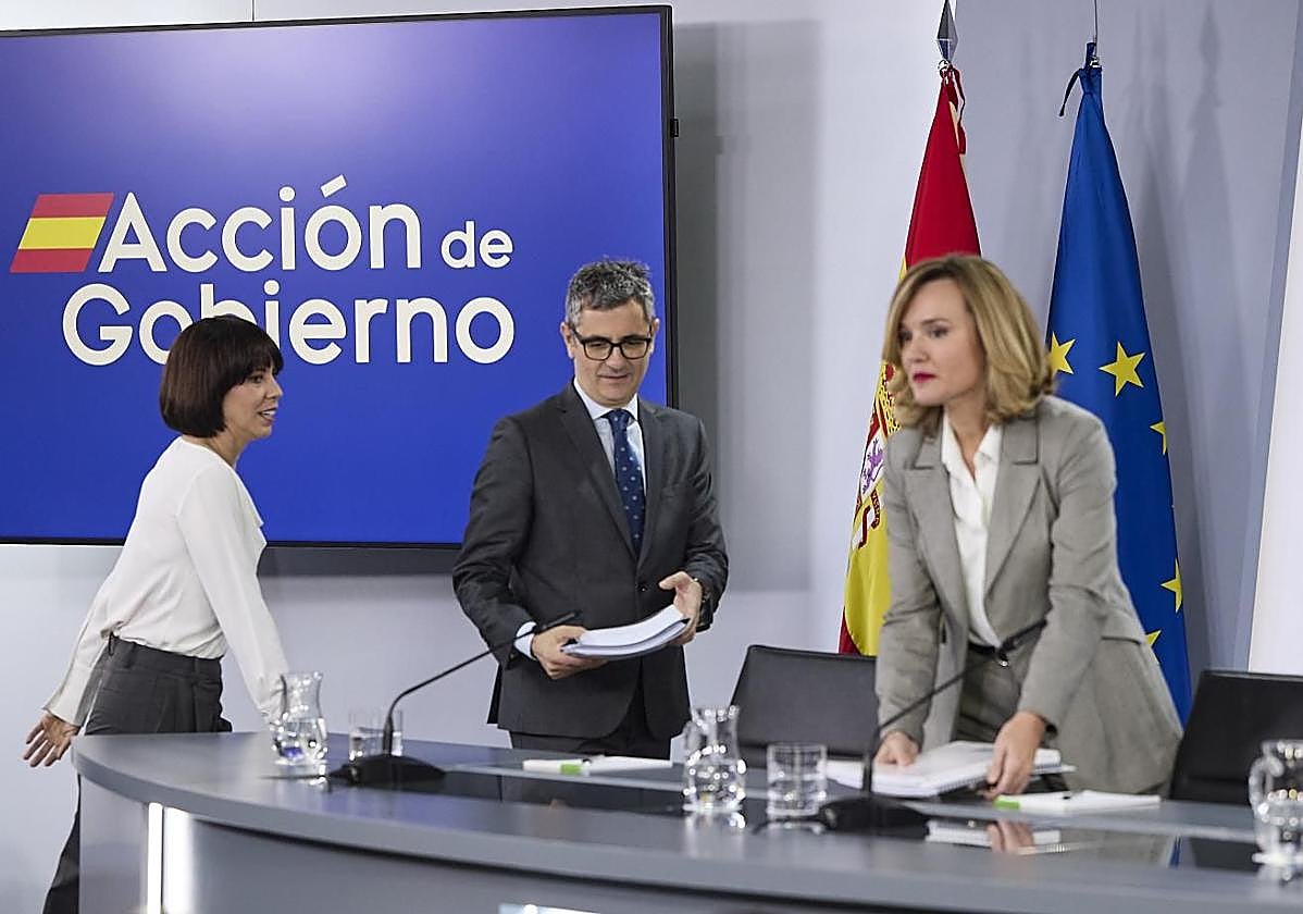 Los ministros Diana Morant, Félix Bolaños y Pilar Alegría, se preparan para la rueda de prensa tras el Consejo de Ministros.