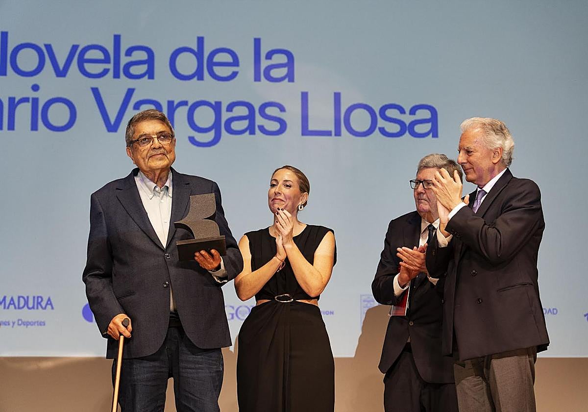La presidenta de la Junta de Extremadura, María Guardiola, le entrega el premio al nicaragüense Sergio Ramírez (i), por 'El caballo dorado', en la VI Bienal de Novela Mario Vargas Llosa