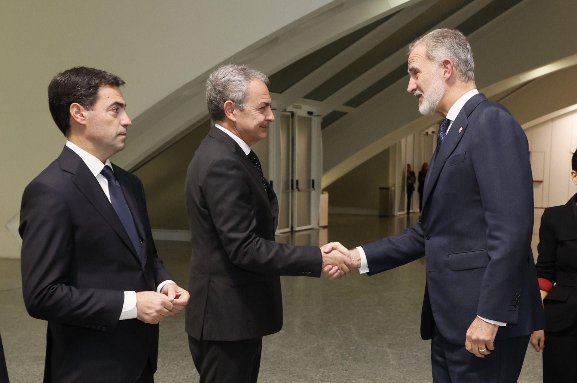 El rey Felipe VI saluda al ex presidente del Gobierno José Luis Rodríguez Zapatero.