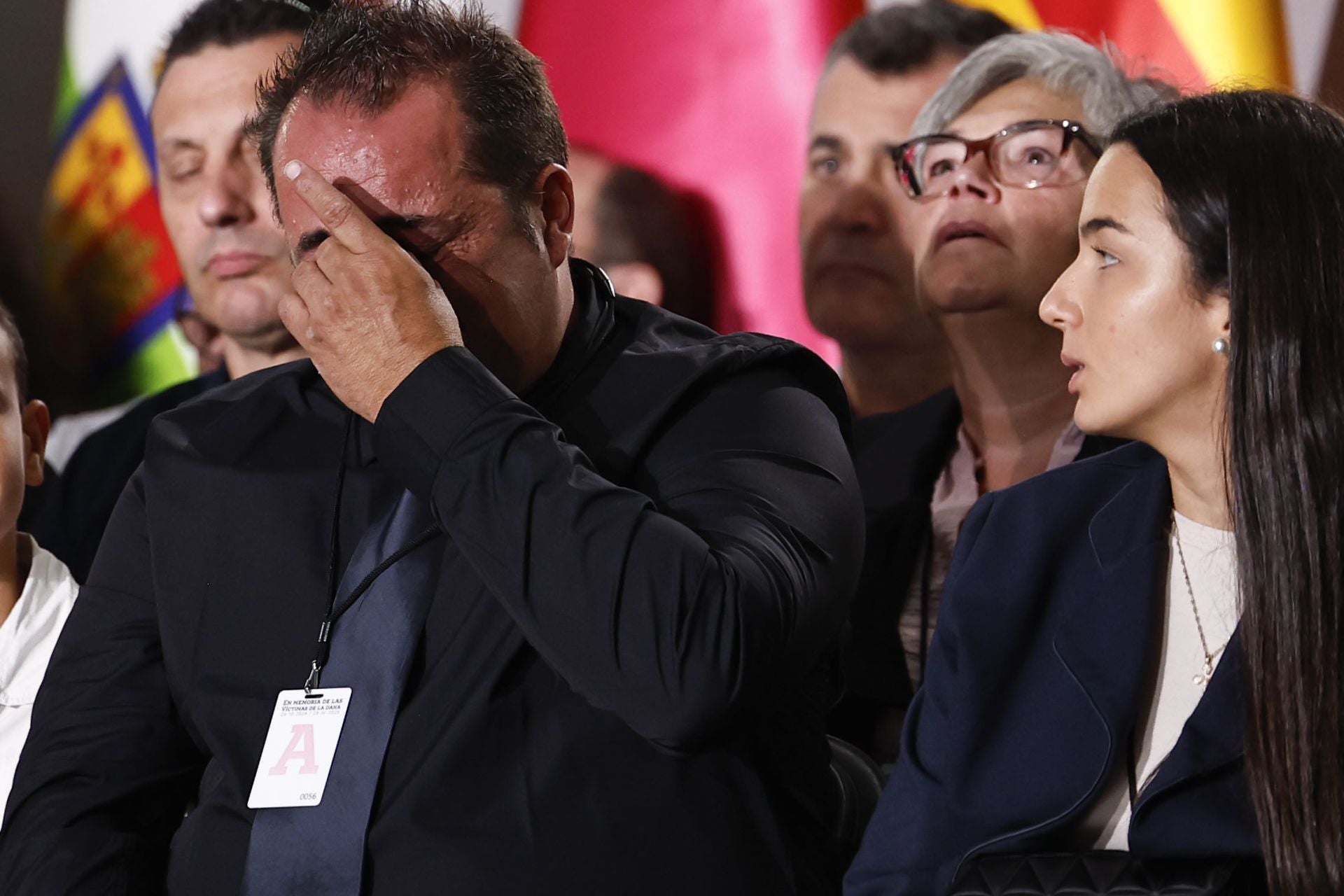 Un hombre familiar de las 237 víctimas de la dana se emociona durante el homenaje.