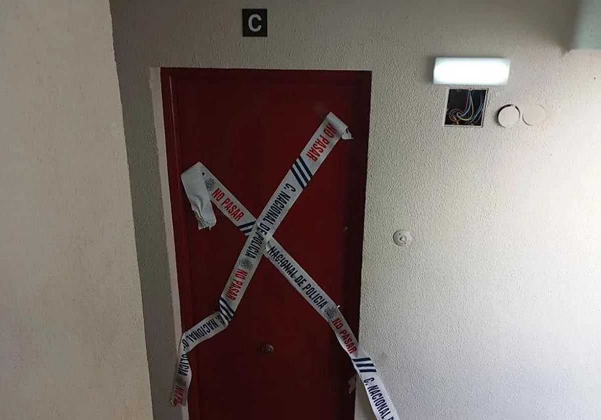 Puerta de la vivienda afectada.