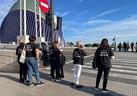 Familiares esperan a otros conocidos en el puente de l'Assut de l'Or