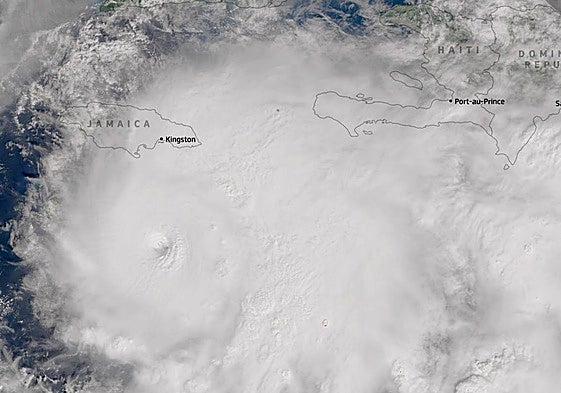 El huracán 'Melissa' en estado 5, la máxima categoría de alerta, antes de tocar tierra en Jamaica