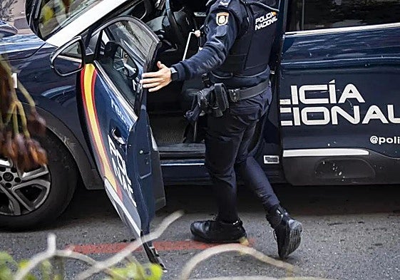 Un agente de la Policía Nacional