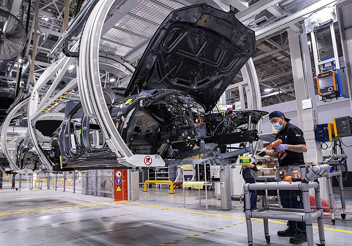 Los fabricantes europeos de automóviles advierten de «paradas inminentes» en las líneas de montaje por la falta de chips