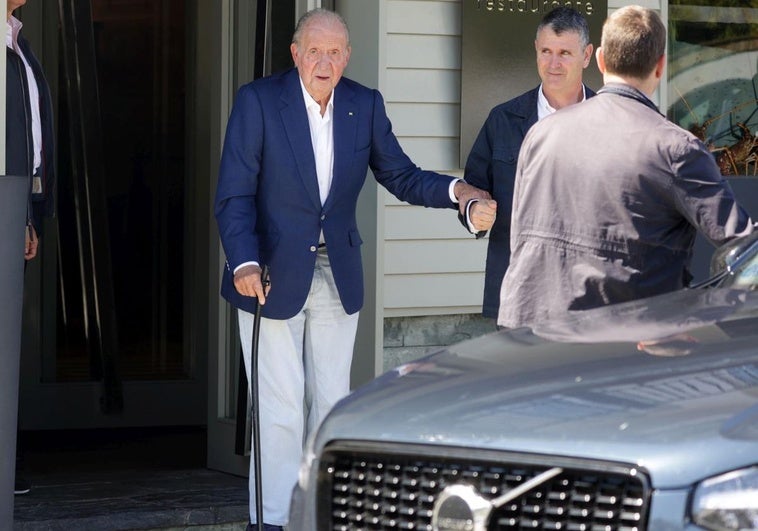 El rey emérito advierte que «la democracia no cayó del cielo» y justifica su exilio para no dañar a Felipe VI