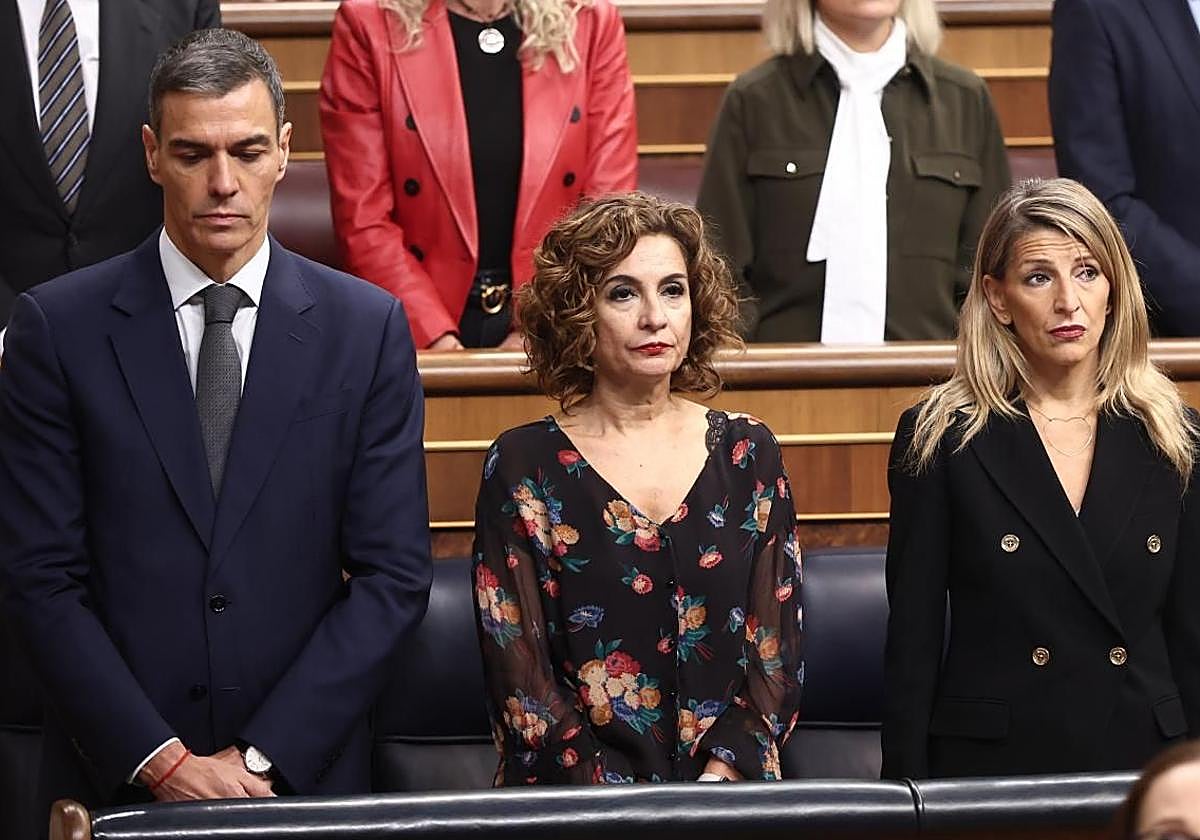 Pedro Sánchez, María Jesús Montero y Yolanda Díaz guardan un minuto de silencio por las víctimas de la dana.