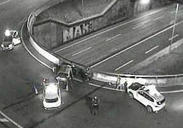 Un ertzaina da positivo en drogas tras chocar su coche patrulla contra un vehículo a la fuga en Bilbao