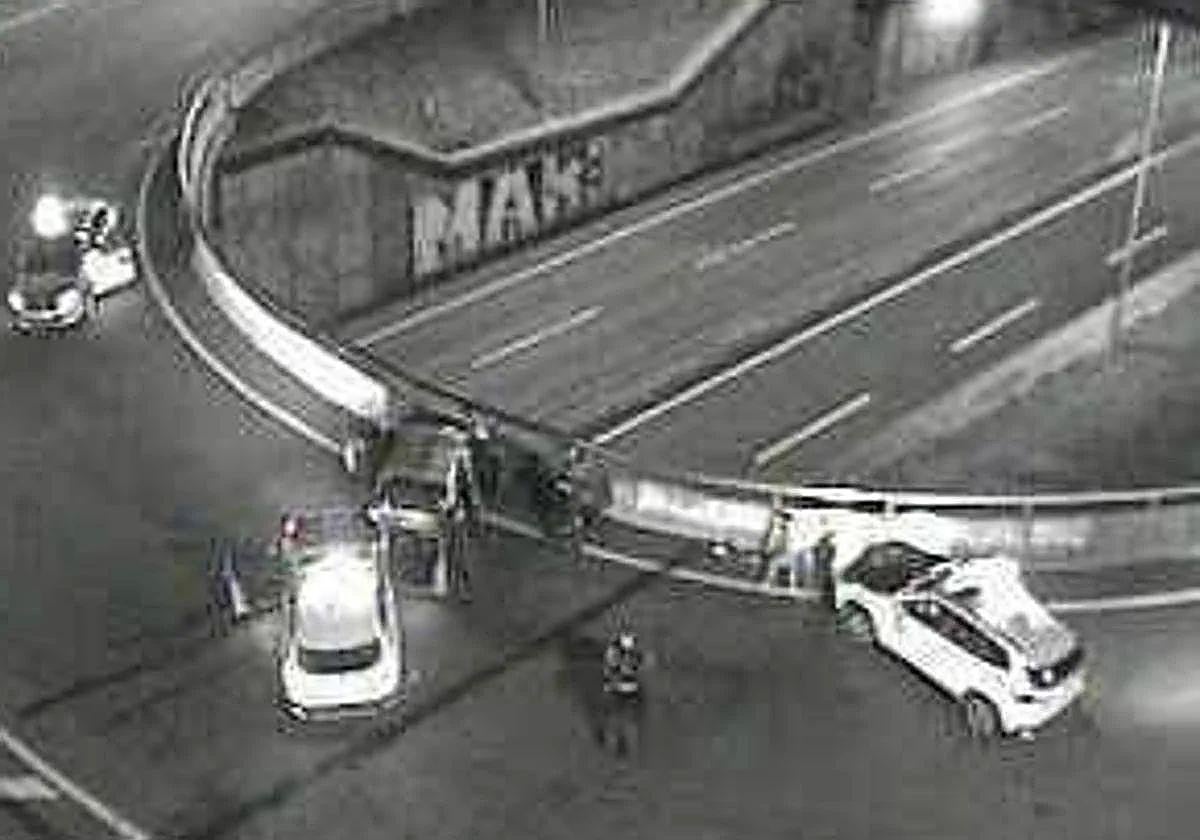 Un ertzaina da positivo en drogas tras chocar su coche patrulla contra un vehículo a la fuga en Bilbao