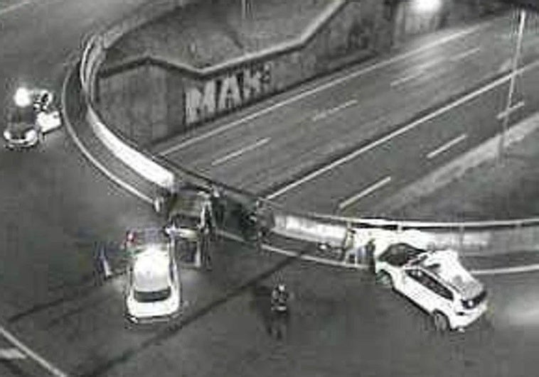 Un ertzaina da positivo en drogas tras chocar su coche patrulla contra un vehículo a la fuga en Bilbao