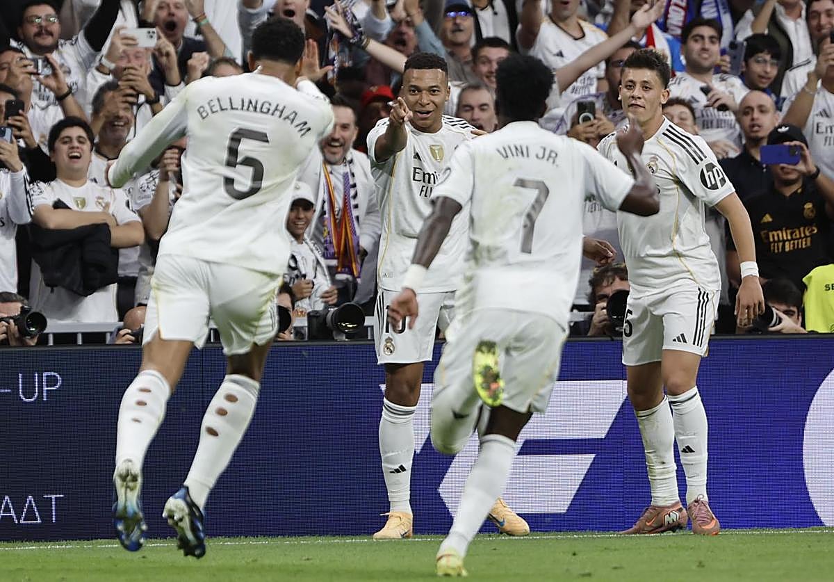Los jugadores del Real Madrid celebran el gol de Mbappé en el clásico.