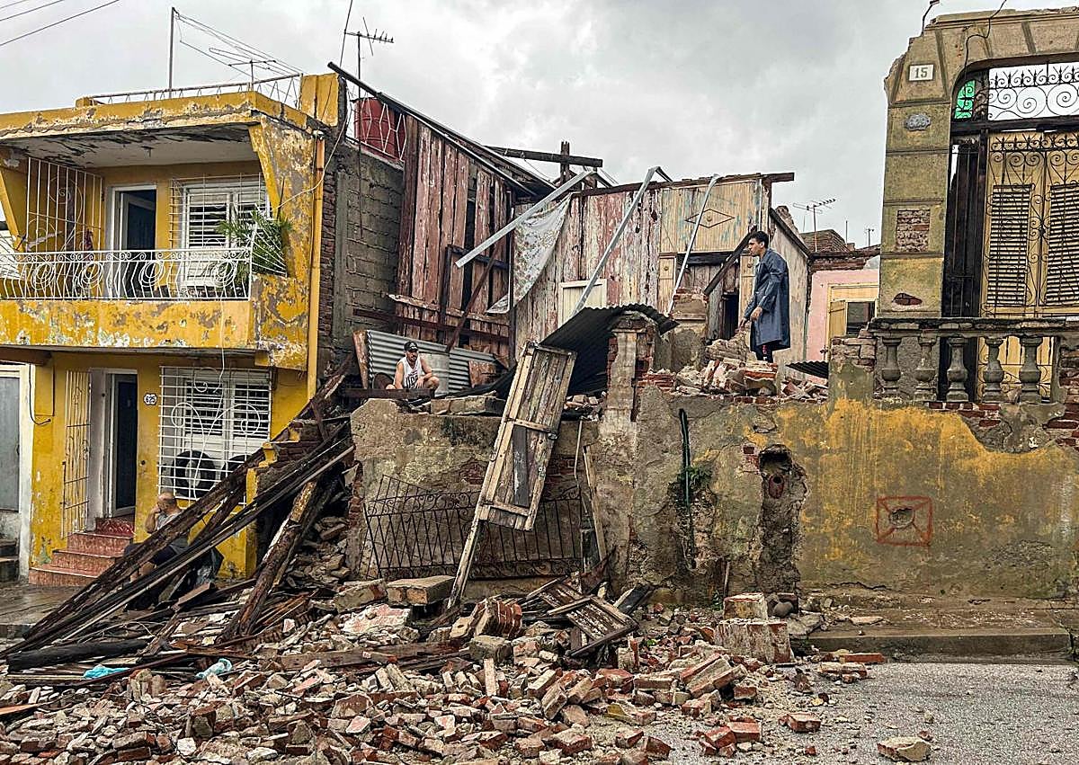 Imagen secundaria 1 - Graves destrozos en Santiago de Cuba por el azote del ciclón.