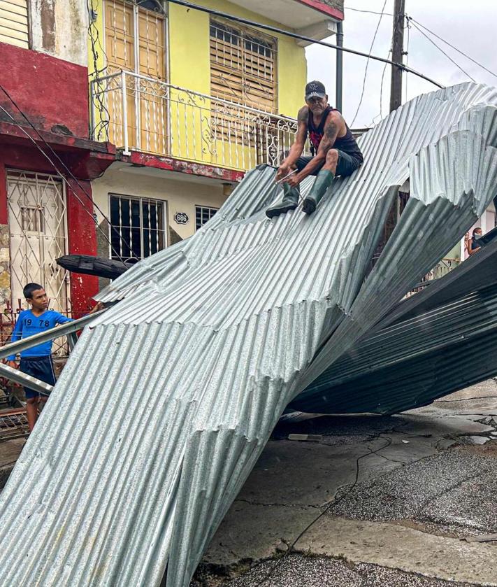 Imagen secundaria 2 - Graves destrozos en Santiago de Cuba por el azote del ciclón.