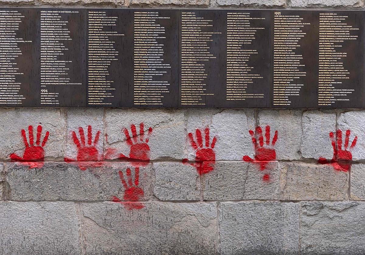 Las pintadas realizadas en el Memorial de Shoah en París en mayo de 2024.