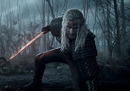 Liam Hemsworth, como Geralt de Rivia, en 'The Witcher'.