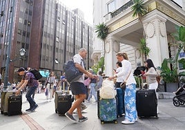 Turistas por las calles de Bilbao.
