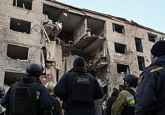 Los equipos de rescate frente a uno de los edificios dañados en Zaporiyia.