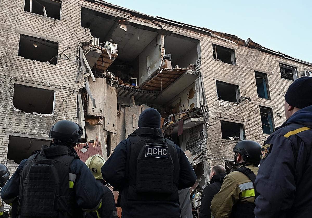 Los equipos de rescate frente a uno de los edificios dañados en Zaporiyia.