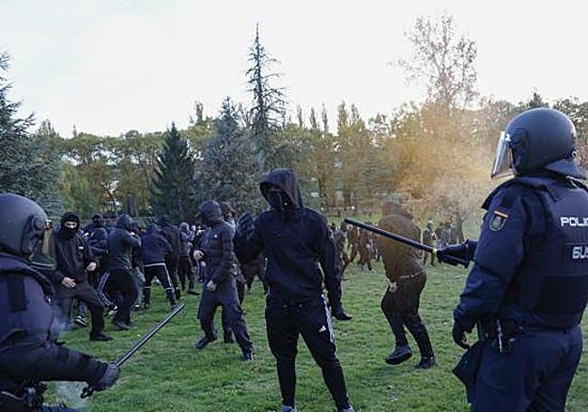 Agentes de la Policía Nacional acuden para poner orden.