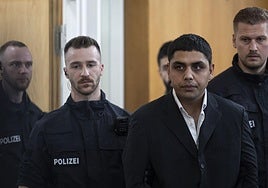 El acusado del crimen de Aschaffenburg llega al juzgado.