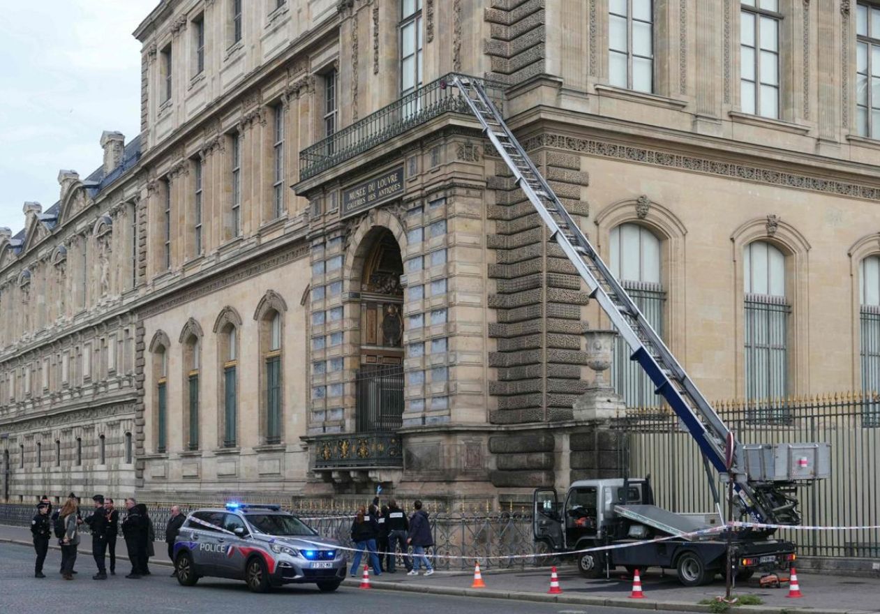 Detienen a otros cinco sospechosos por el espectacular robo en el Louvre