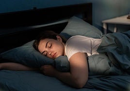 ¿Y si dejas de empeñarte en dormir de un tirón y lo haces en dos tandas?