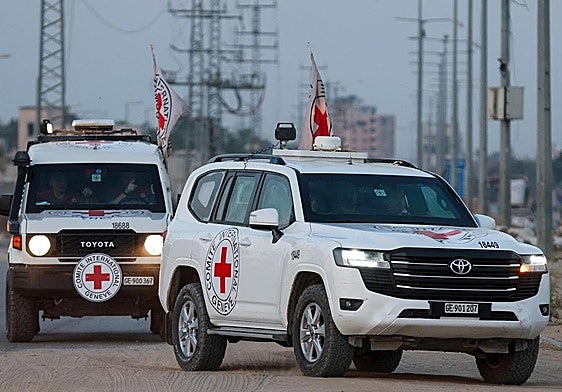 Vehículos de la Cruz Roja trasladan los cadáveres entregados ayer por Hamás.