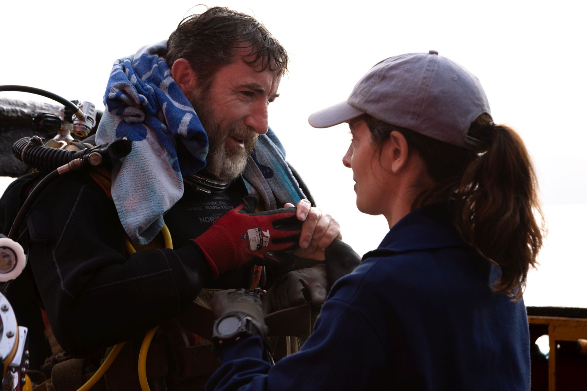 Imagen secundaria 2 - Arriba, una imagen del rodaje bajo el abua; debajo, Alberto Rodríguez da indicaciones a De la Torre y Bárbara Lennie y una imagen de ambos en la película.