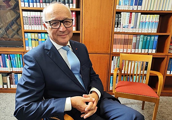 Laurent Fabius, en la biblioteca del CEIBS en Shanghái