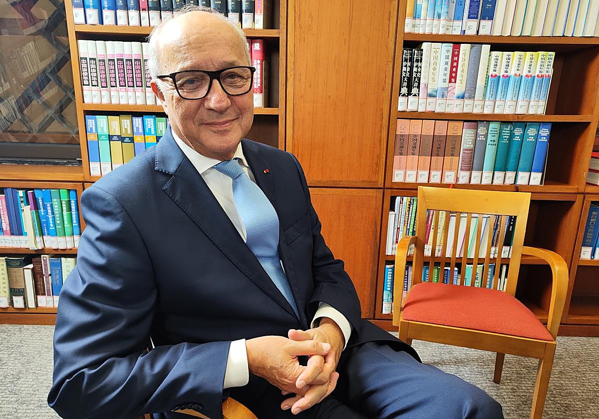 Laurent Fabius, en la biblioteca del CEIBS en Shanghái