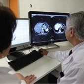 Dos médicos estudian unas imágenes para llegar a un diagnóstico.