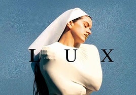 Rosalía, con su hábito de monja, en su nuevo trabajo, en cuyo vídeo también utilizar simbología católica.